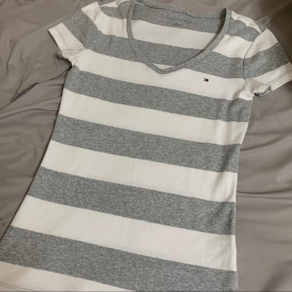 tommy hilfiger v cut t-shirt - Picture 1 of 2